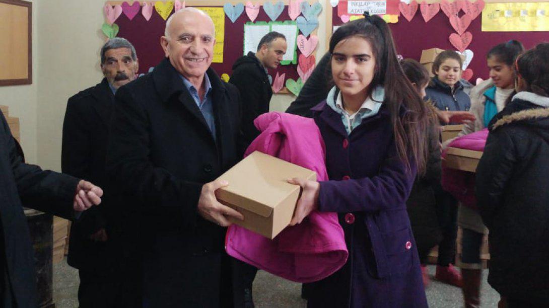 Karadut ve Mezra Köyleri Derneğinden 150 Öğrenciye Giyim Yardımı