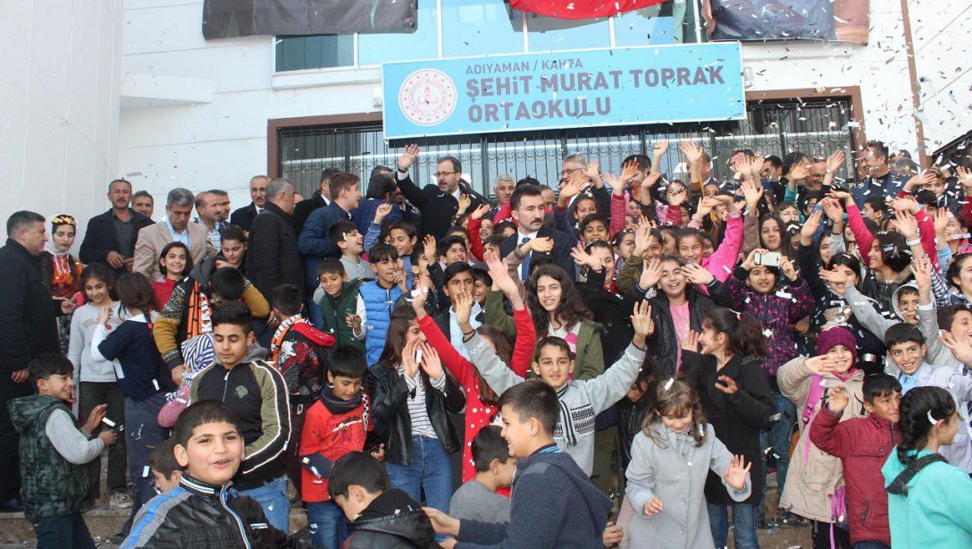 Şehit Murat Toprak Ortaokulunun Açılışı Bakan Mehmet Muharrem Kasapoğlunun Katılımıyla Yapıldı