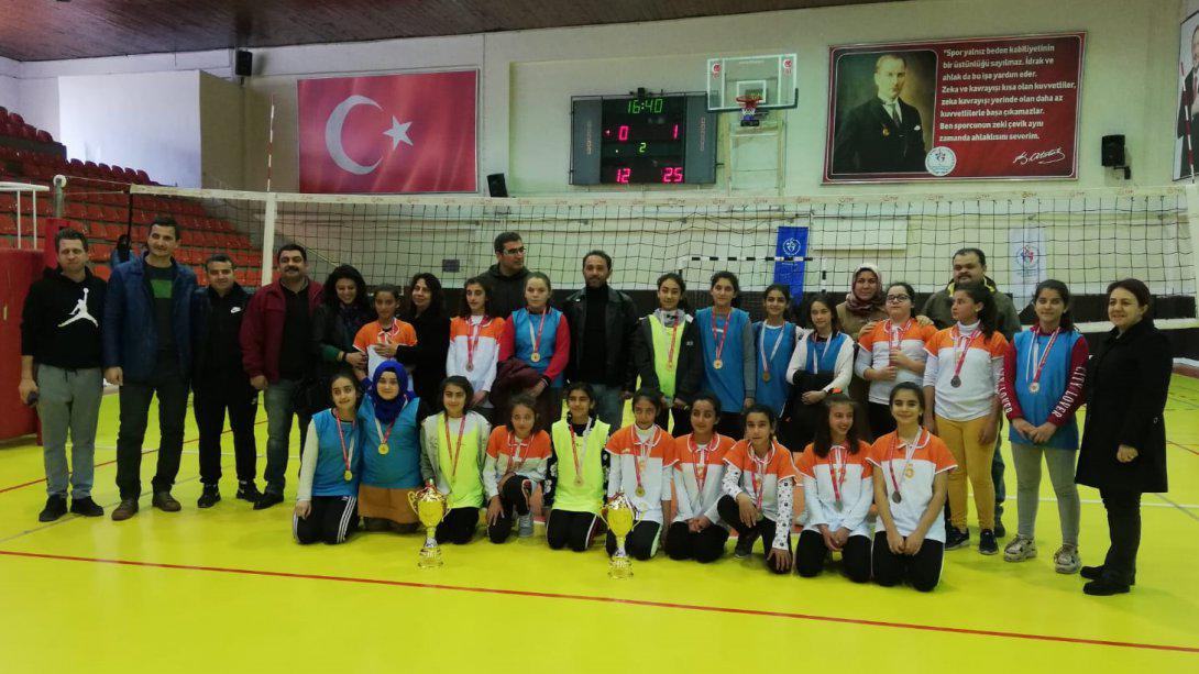 Voleybol ve Badminton İl Birinciliği Kızlarda 
