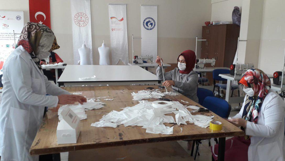 Kahta Halk Eğitim Merkezi'nde, maske üretimi başladı