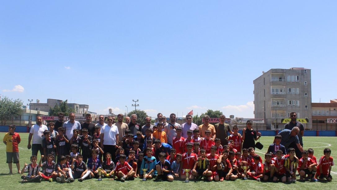 Öğrenciler Arası Düzenlenen Futbol Turnuvasında Mevlana İlkokulu Şampiyon oldu
