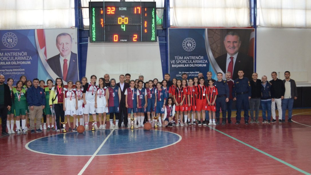 Yıldız Kızlar Basketbol Müsabakalarında Şampiyon Gazi Ortaokulu