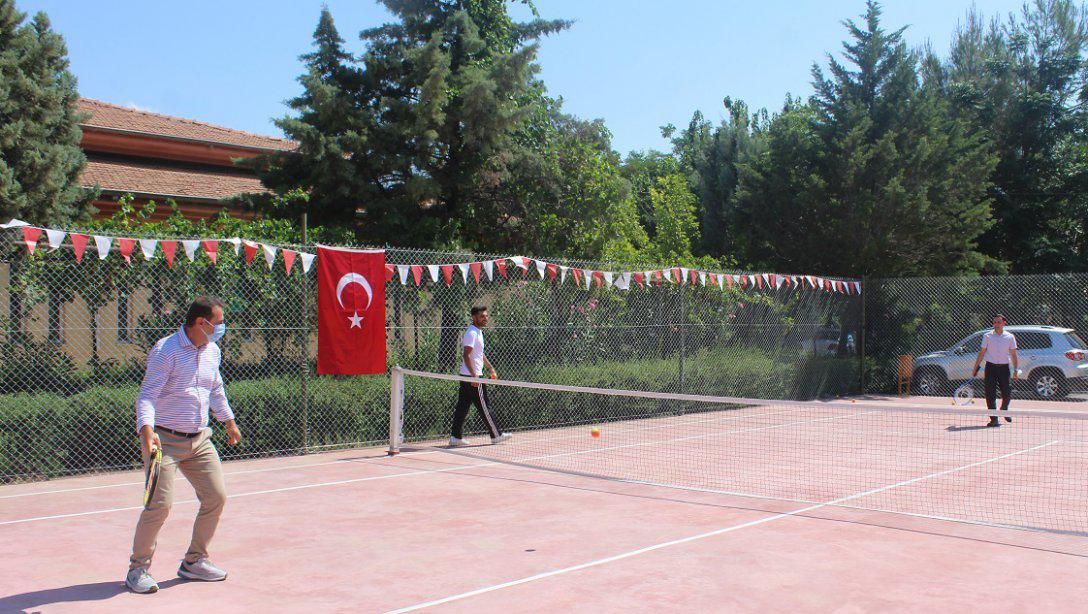 Tenis Kortu Genç Sporcuları Bekliyor