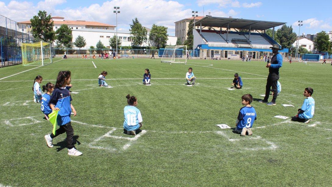 Çocuklar, Geleneksel Oyunlarla Eğleniyor!